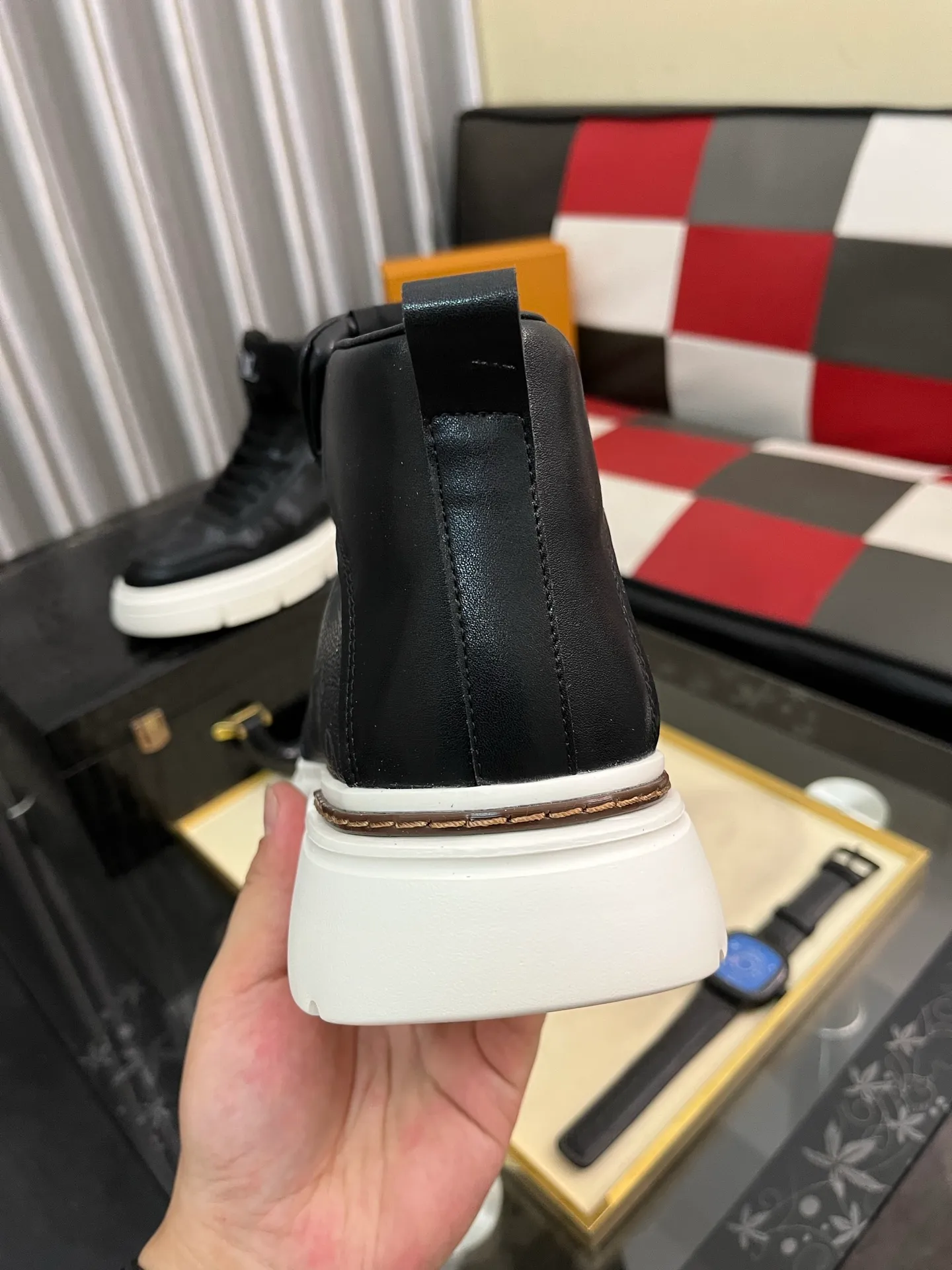 Men's shoes 💰420⌚️⌚️《Louis vuitton/LV Louis Vuitton》original quality.~ Unique modern style sneakers. 🏃A must-have casual shoe for trendy men😍😍 Original brand imported from Italy, imported original leather, cow lining (refuses to discolor and grind feet) Sole: Original sole specially provided by the original factory, French lazy style design Size: 38-442️⃣Colors available